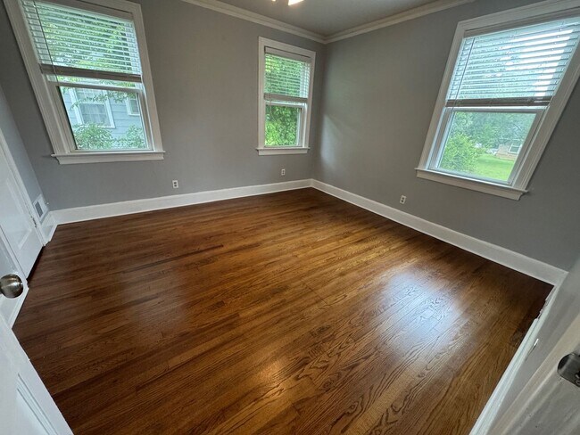 Building Photo - Charming Updated 2br/2ba Home in a Great L...
