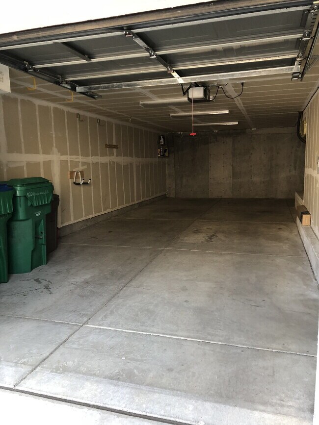 Building Photo - Cute 2 Bedroom 2.5 Bathroom Townhome Close to UNR!