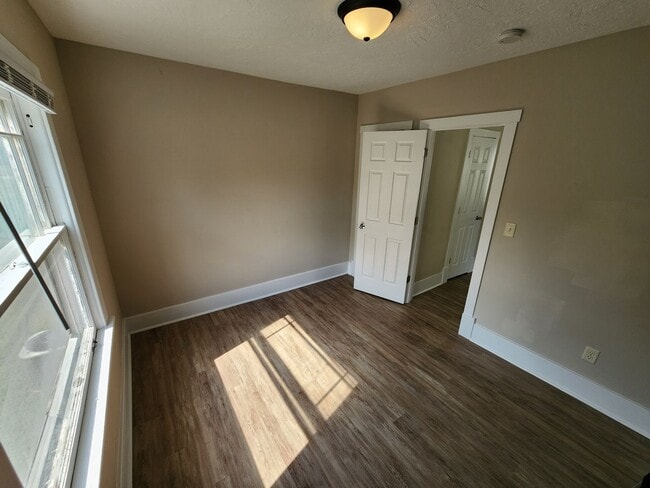 Building Photo - !! Spacious 2-Bedroom, 1-Bathroom Home AVA...