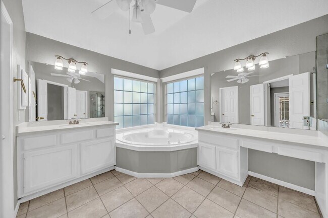 Building Photo - MOVE IN READY! Cream-of-the-crop location in the heart of the cul-de-sac!