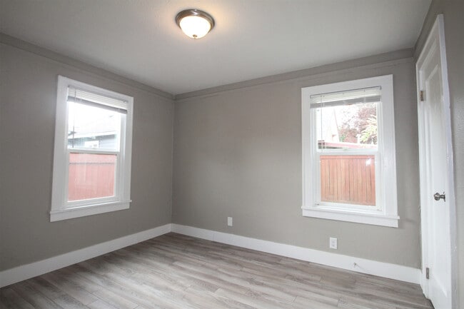 Building Photo - Classy 3BD/2BA House - Garage, Fenced Yard...
