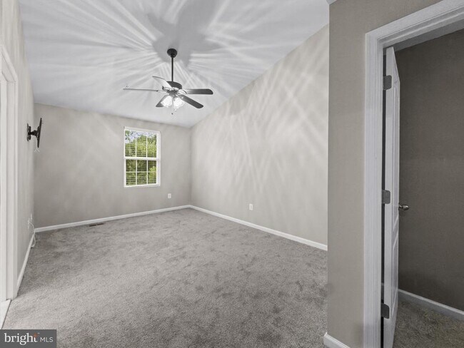 Building Photo - 7425 Willow View Ln