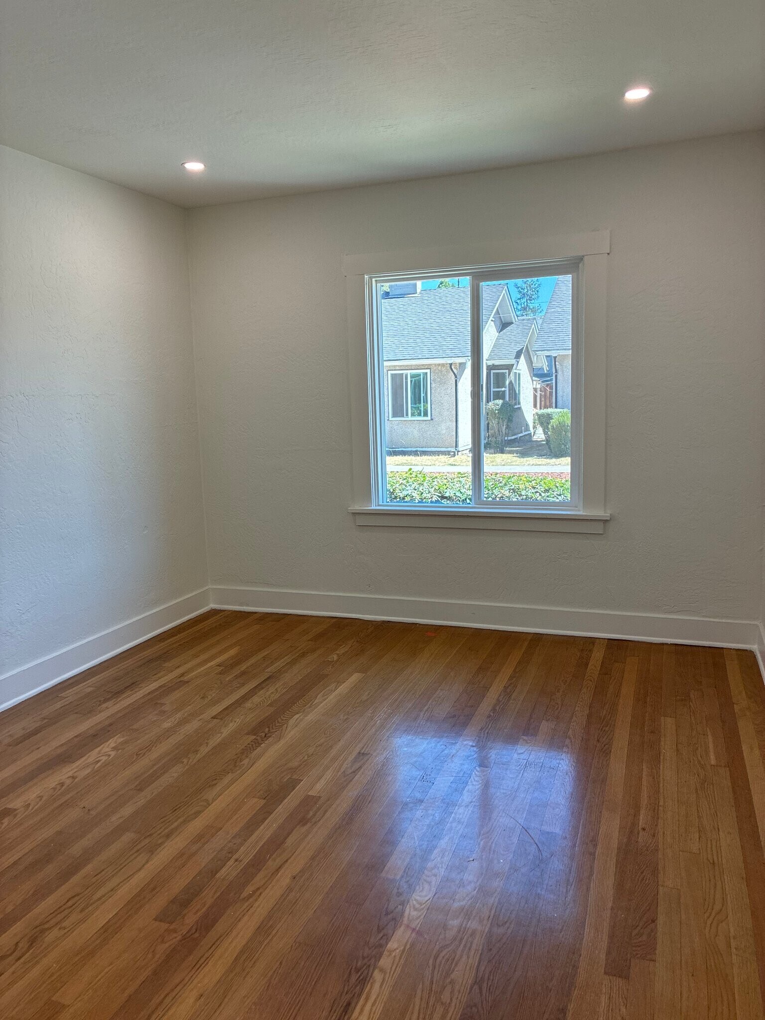 Building Photo - 877 Villa Ave