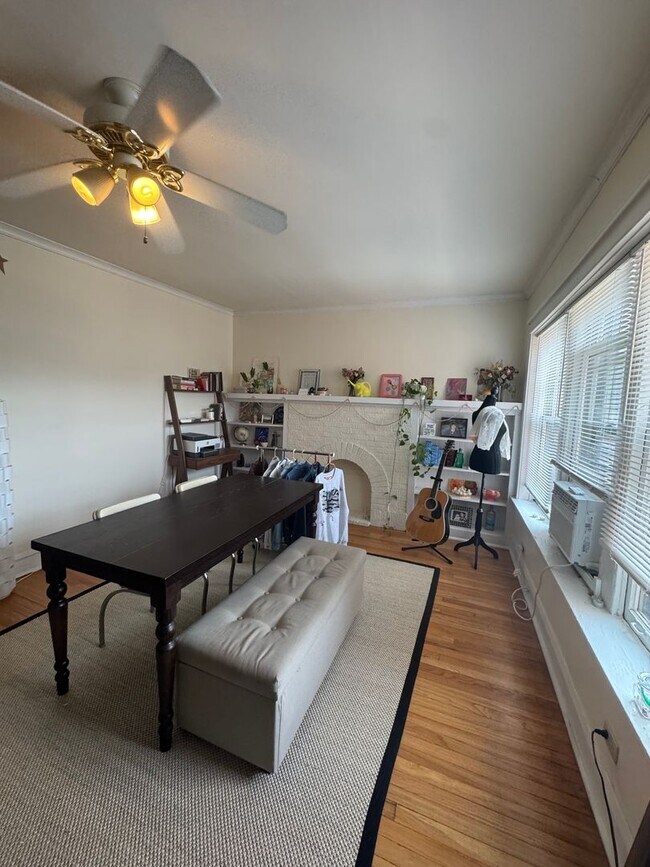 Building Photo - Lovely and Very Large Ravenswood Manor 1 BR