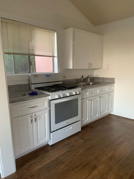 Kitchen - 15138 Encanto Dr