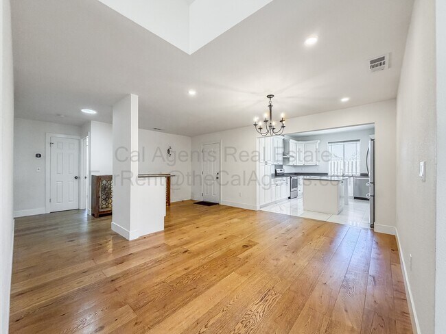 Building Photo - 4207 Queen Anne Dr