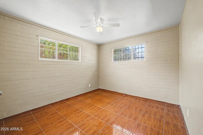 Building Photo - 1823 E Sunland Ave