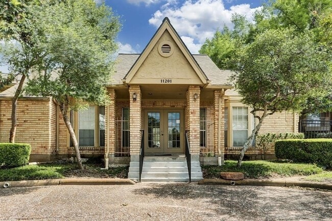Building Photo - 11201 Lynbrook Dr