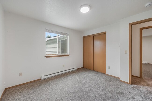Building Photo - 2 bed 1 bath Rancher duplex