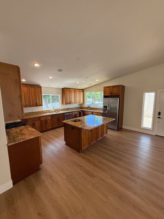 Building Photo - Beautiful 3 Bedroom 2 bath home in well de...
