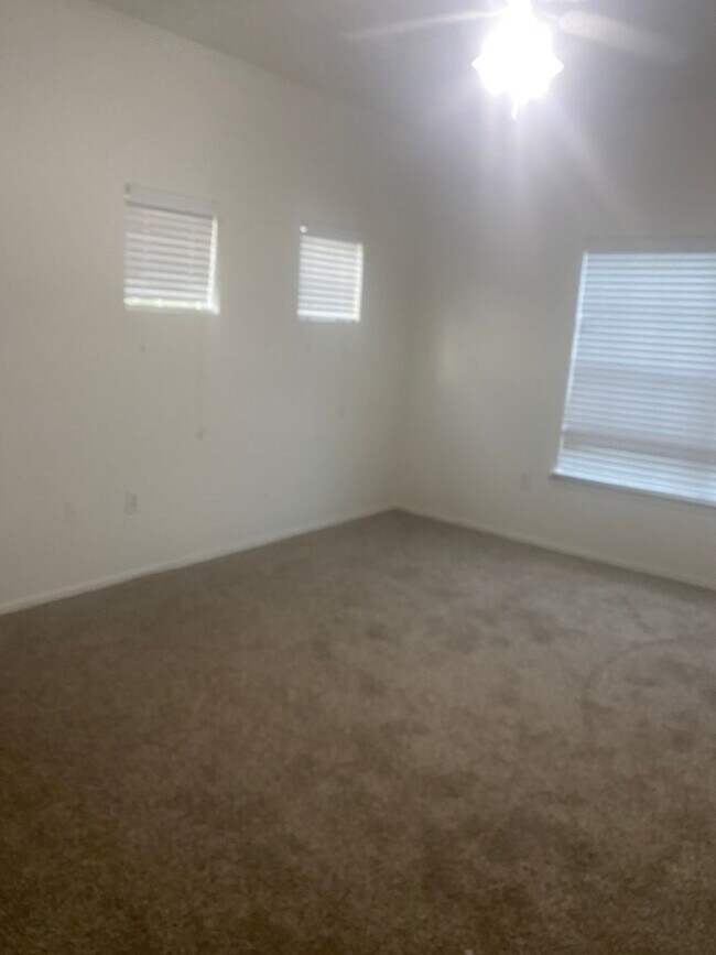 Building Photo - 1000 Diamond Dr