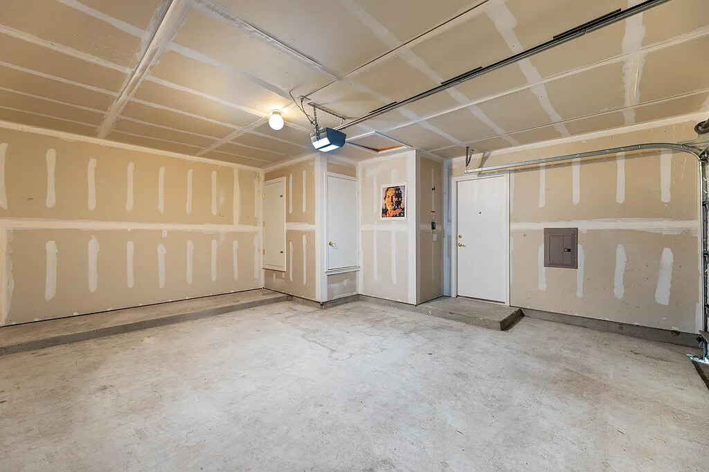 garage - 8719 Davis Oaks Trl