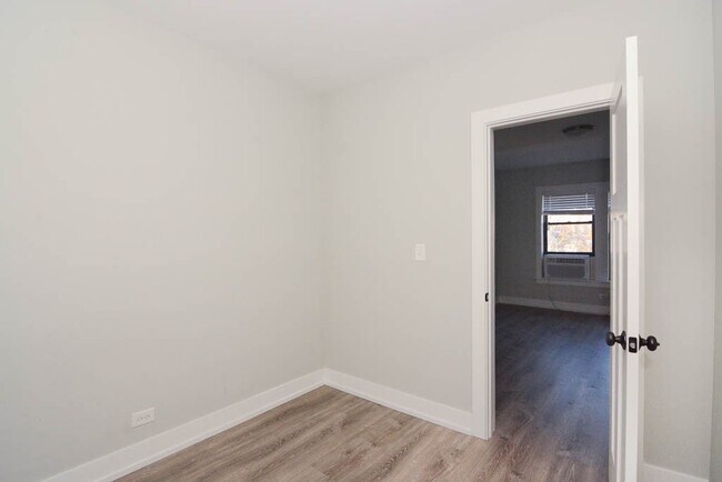 Building Photo - 725 W Brompton Ave