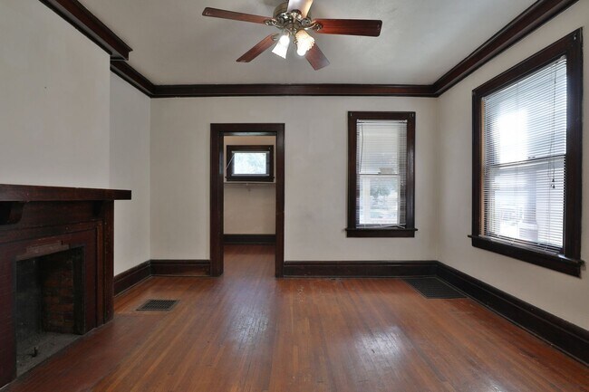 Building Photo - Central Campus - LARGE 4 Bedroom House with off-street parking