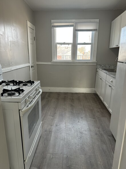 Upstairs Unit - 4820 Haverhill St