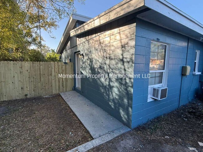Building Photo - REMODELED 1/1 IN TAMPA! AVAILABLE FOR IMMEDIATE MOVE IN!!