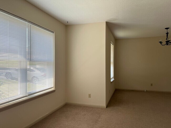 Building Photo - 4612 N Cypress St