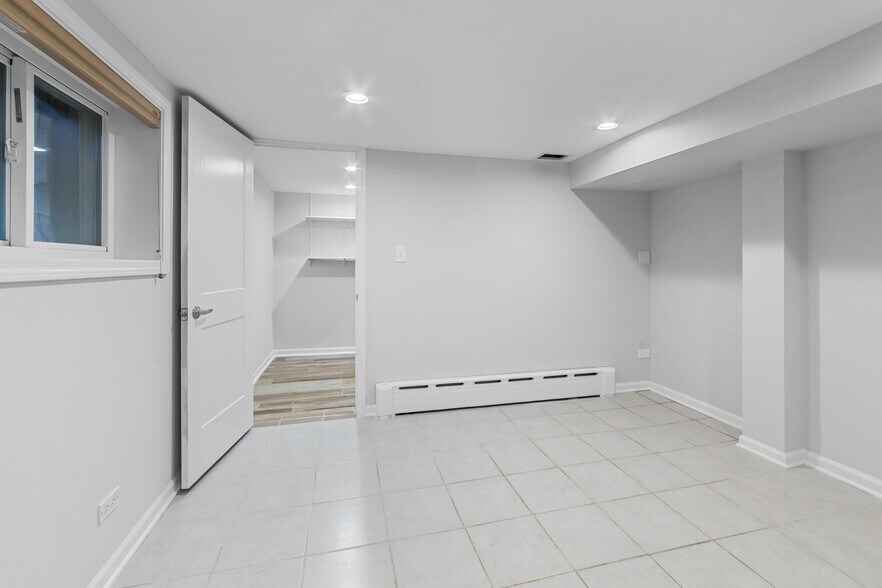 Building Photo - 2152 W Agatite Ave