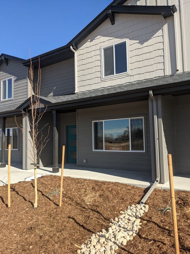Building Photo - Beautiful 3 Bed 2.5 Bath Townhome in North East Fort Collins!