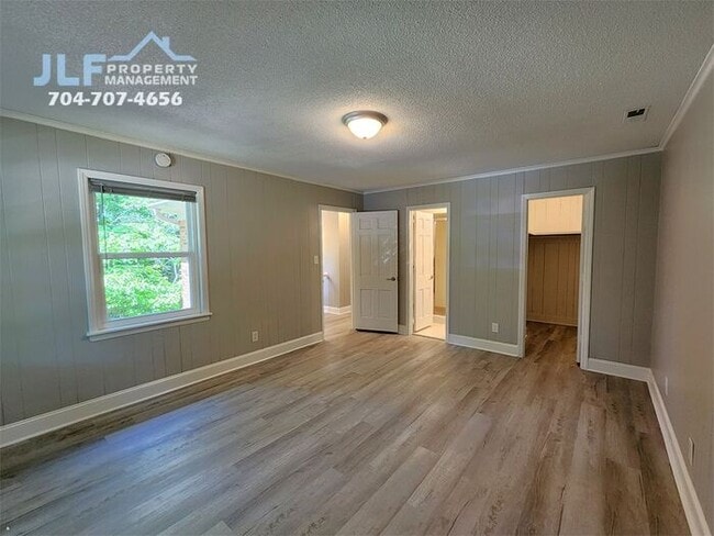 Building Photo - Spacious 3 Bed/2.5 Bath Duplex With Basement.