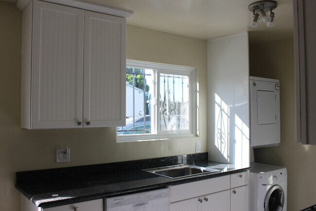 Building Photo - 2908 Alsace Ave