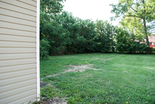 Building Photo - Available Now 2 Bedroom 1 bath House!!