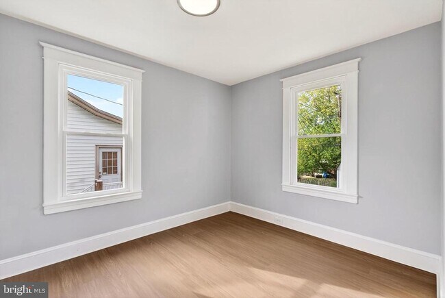 Building Photo - 29 W Elm Ave