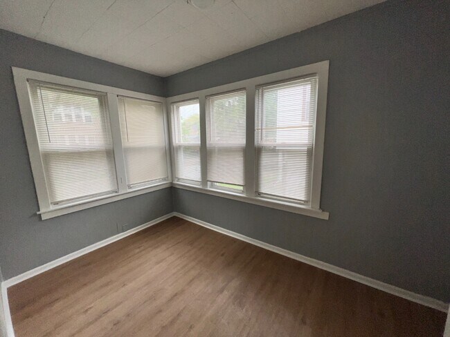 Building Photo - Freshly Renovated 5-Bedroom Home in South Chicago – Available Oct 15