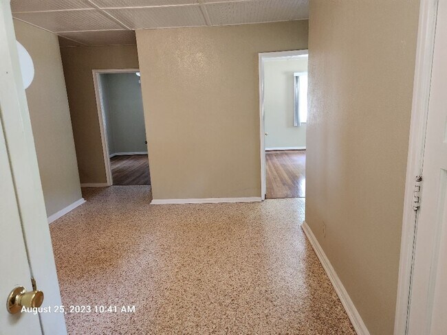 Building Photo - Back on Market!