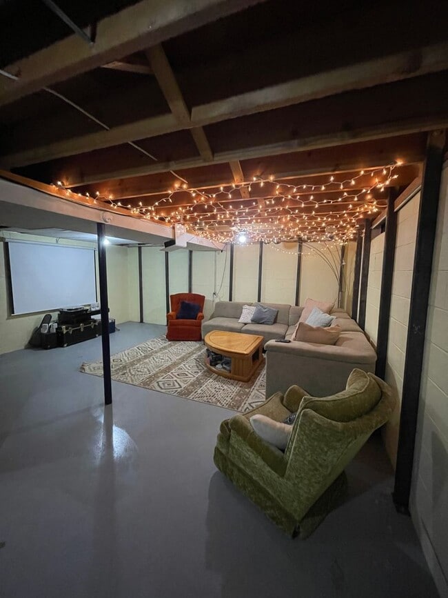 Building Photo - 2 bed, 2 bath, duplex across from park. Ap...