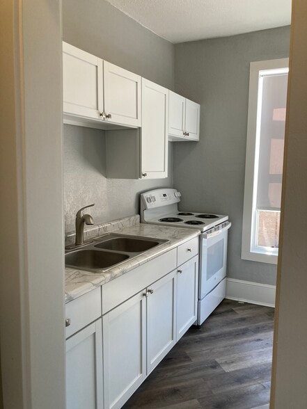 Kitchen - 239 2nd Ave NE