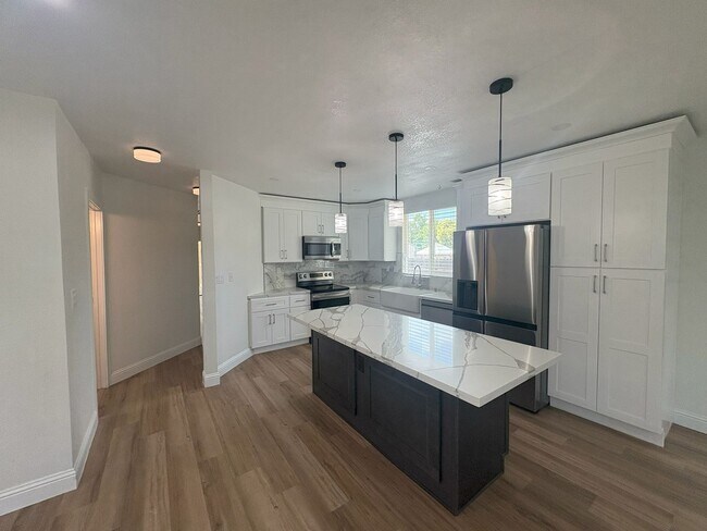 Building Photo - Available NOW Recently Renovated 3BR/3BA Home with Modern Finishes & Spacious Backyard Near Downt...