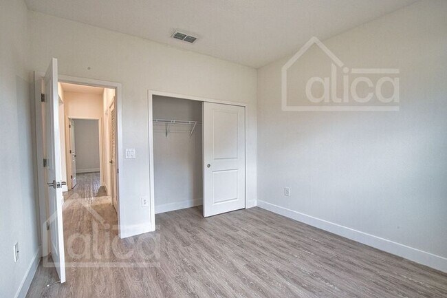 Building Photo - 3539 Donahue Ave