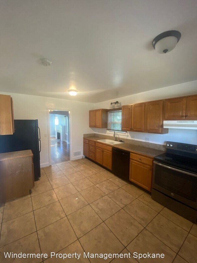 Building Photo - 5 br, 2.5 bath House - 1528 W Augusta ave