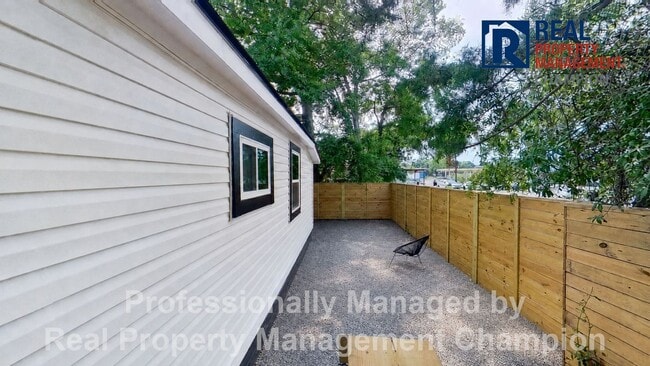 Building Photo - Freshly Renovated Minutes to downtown Wilmington dining, with off-street parking