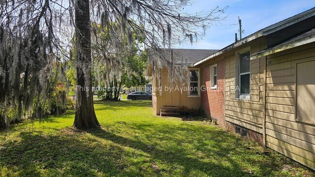 Building Photo - 2701 Lowell Ave