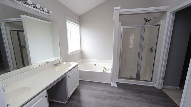 Building Photo - 4 Bedroom Home in desirable Grove Park Com...