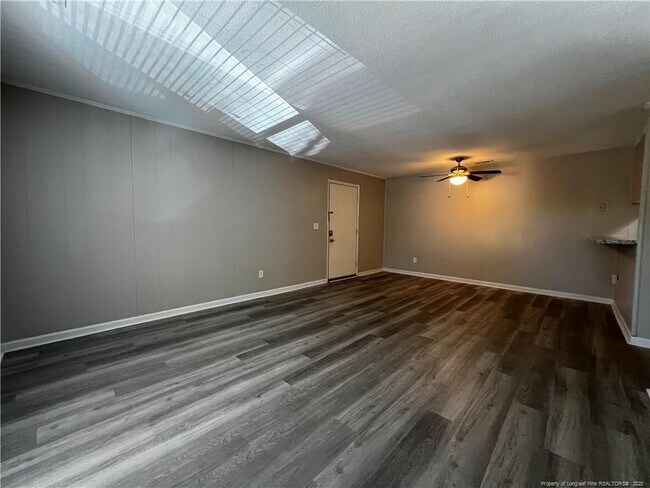 Building Photo - 5853 Century Oaks Dr