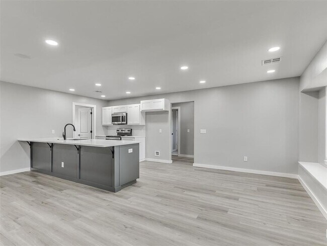 Building Photo - Look at this beautiful home!! 4 bed, 3 full baths!