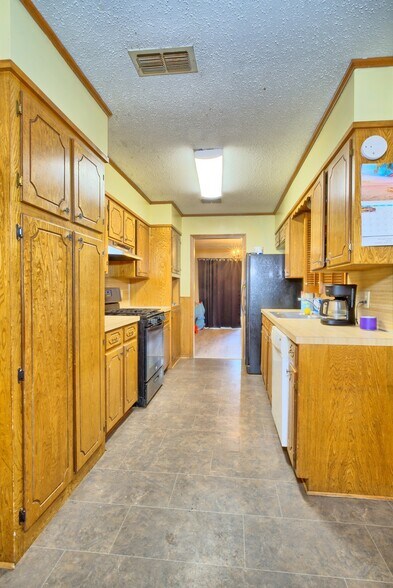 Building Photo - 10014 Mustang Cir