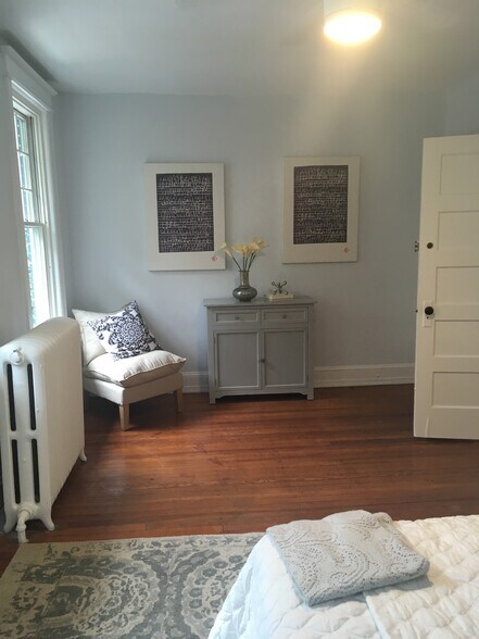 bedroom 1 - 825 Kentucky Ave SE