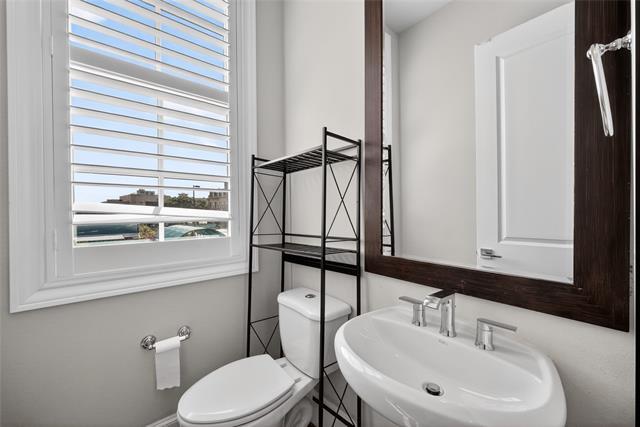 Building Photo - 520 S Pearl Expy