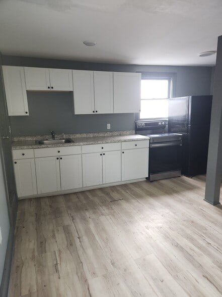 Building Photo - 520 W King St