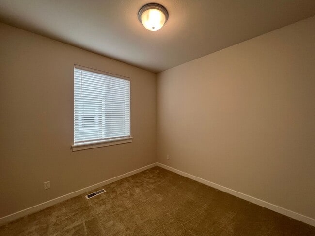 Building Photo - SHOWING 6/7 or SOONER with Advance Appoint...