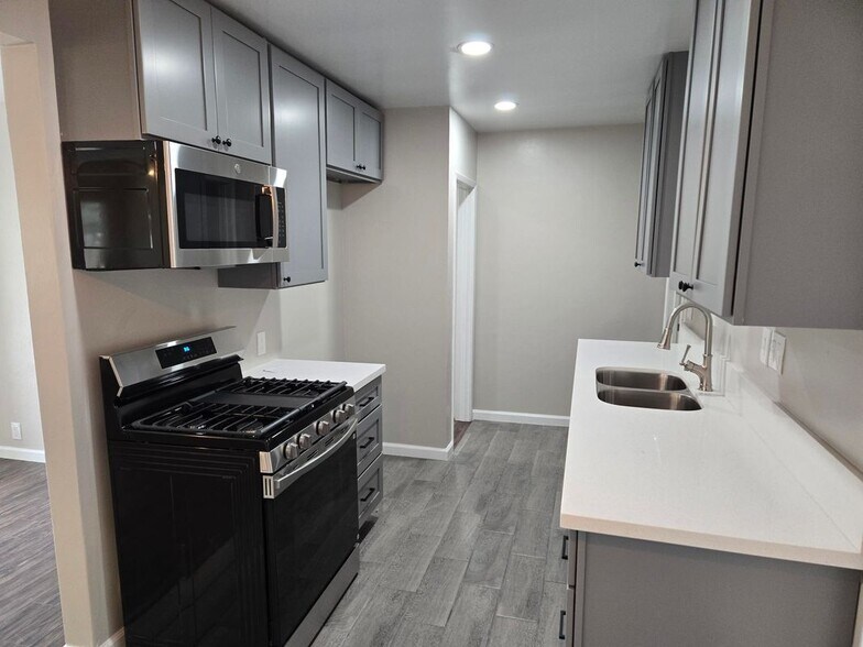 Building Photo - 442 E Arrow, 1/2