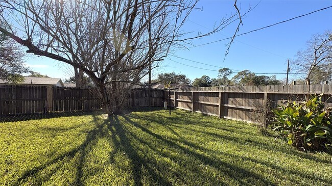 Building Photo - 13631 Greenway Dr