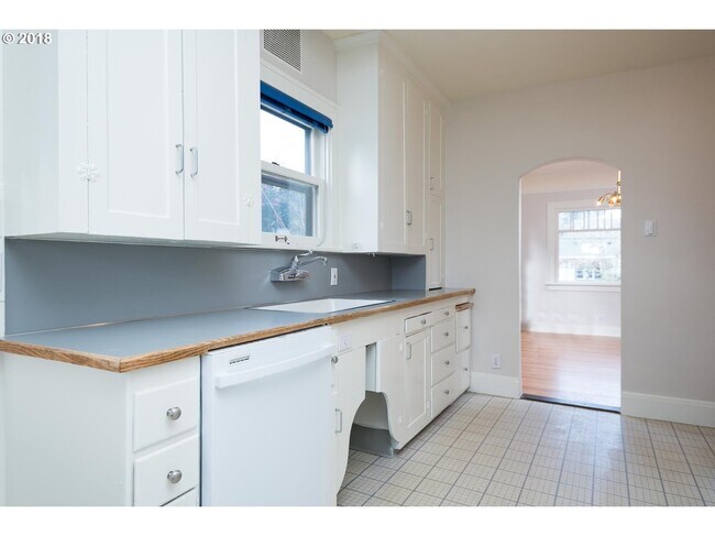 Building Photo - Hollywood District Home - 3 Bdrm 2 bths, 2290 sq. ft.