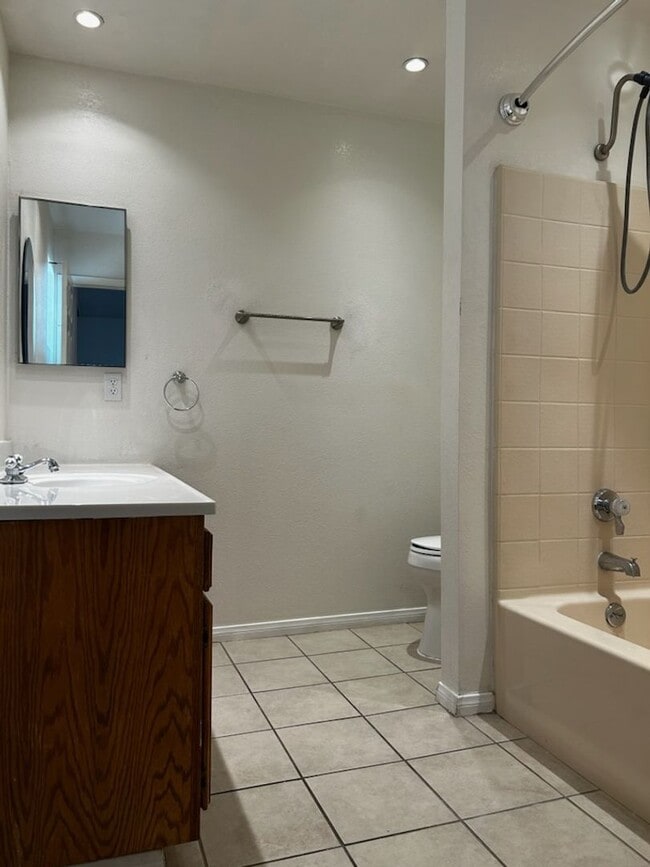 Building Photo - PLEASE CONTACT VAUGHN REALTY TO SET UP AN APPOINTMENT (760)446-6561