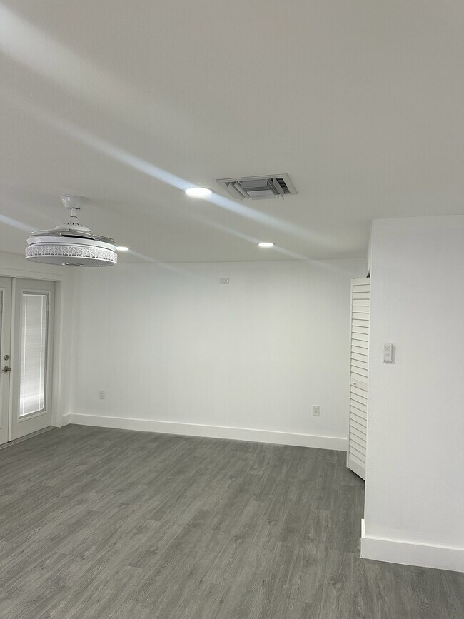 Building Photo - 1111 SW 76th Ave