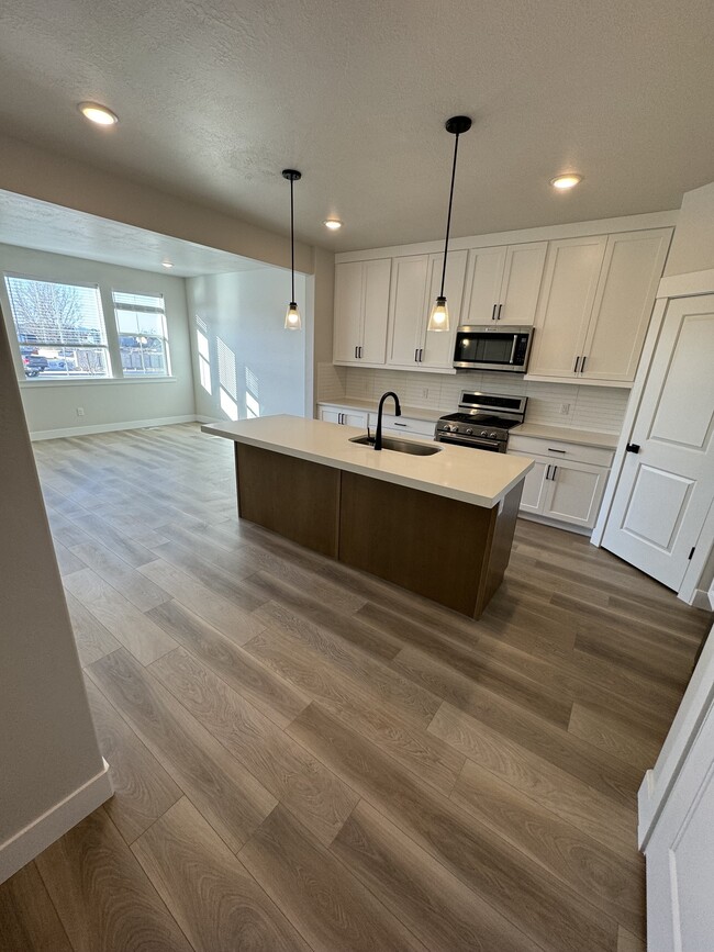 Building Photo - 454 E Nickel Ln